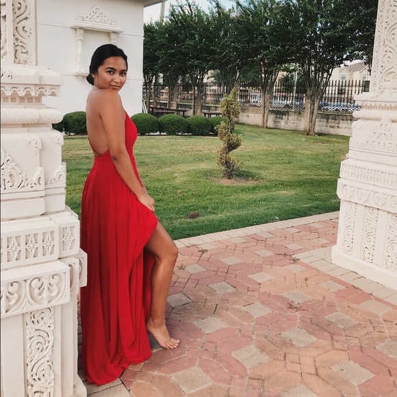 Backless red maxi gown - Picture 2 of 3